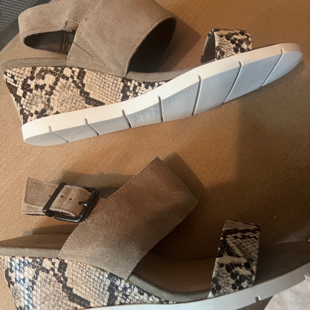 Crown Vintage Snakeskin 9 1/2 wedges